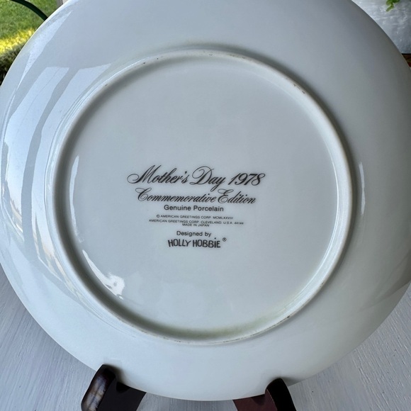 SET/2 HOLLY HOBBIE, MOTHER’S DAY PLATES. 1975 & 1978 COMMEMORATIVE EDITIONS. - Picture 5 of 8